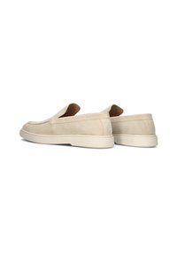 Beige suède instap schoenen met een ronde neus, lage profiel en minimalistisch ontwerp. Bevat een gestructureerd oppervlak en een lichte rubberen zool.