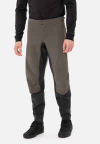 Waterdichte broek in donkergrijs en olijfgroen, met een rechte snit, knoopsluiting en versterkte accenten op de knieën.