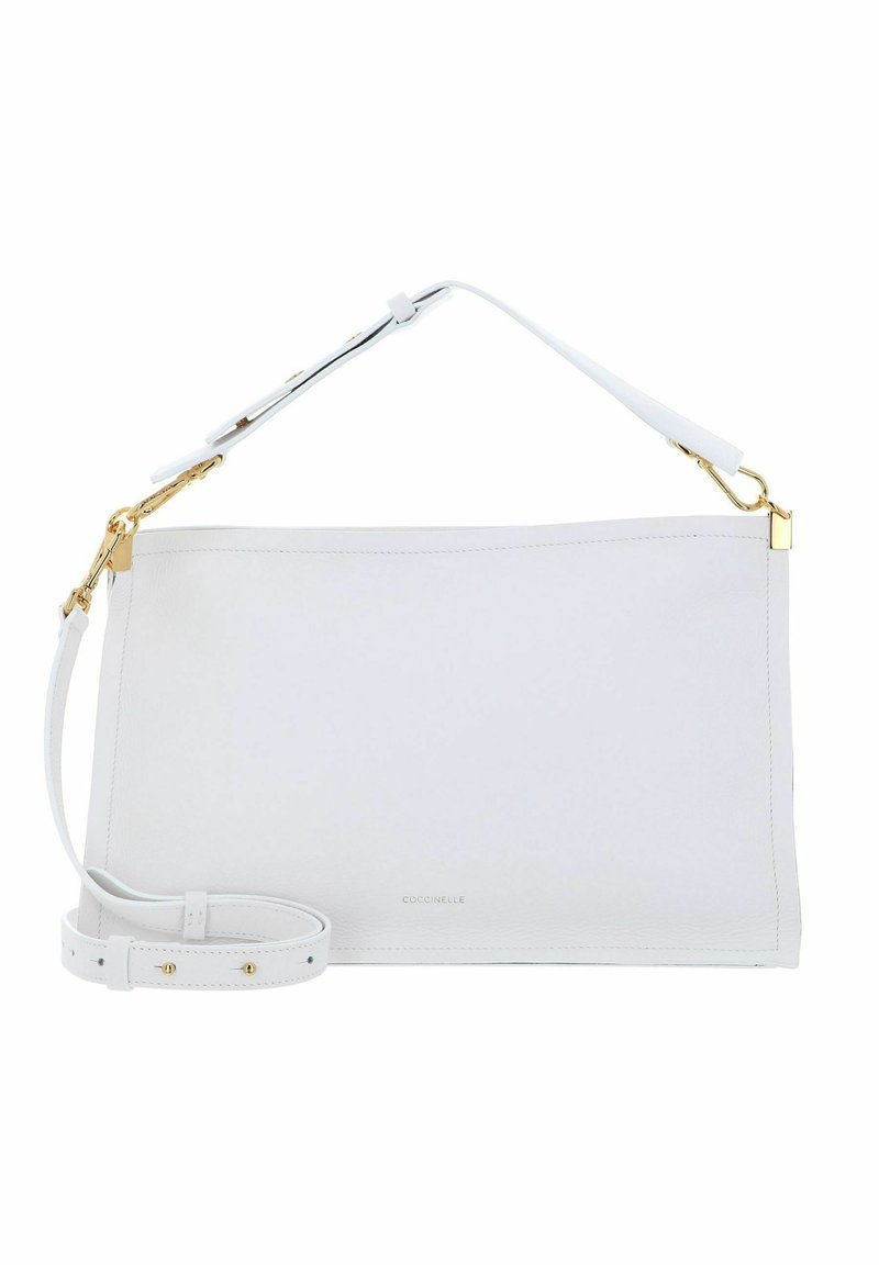 Sac à main en cuir blanc avec une texture lisse, de forme rectangulaire et une bandoulière réglable. Caractéristiques de la quincaillerie dorée et d'une marque subtile à l'avant.