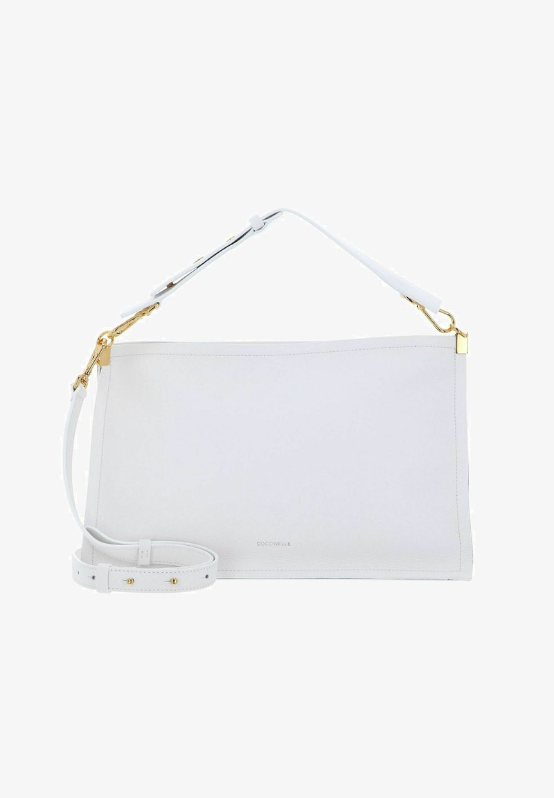 Sac à main en cuir blanc avec une texture lisse, de forme rectangulaire et une bandoulière réglable. Caractéristiques de la quincaillerie dorée et d'une marque subtile à l'avant.