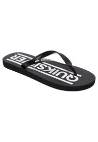 Sort flip-flop med en tekstureret gummisål og sorte remme. Har et stort hvidt "Quiksilver" logo på indersiden.