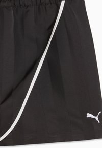 Μαύρο αθλητικό σορτς με διακριτικές κάθετες ρίγες, μια λευκή διαγώνια ρίγα και ένα λευκό λογότυπο Puma κοντά στο κάτω στρίφωμα.