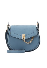 Borsa a tracolla in pelle blu con una forma elegante e arrotondata. Presenta una patta in camoscio, dettagli in oro e un accento a catena. Tracolla regolabile inclusa.
