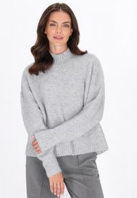 Helles graues, gestricktes Sweatshirt mit hochgeschlossenem Kragen, lockerer Passform und gerippten Bündchen. Weiche Textur und leicht verkürzter Saum.