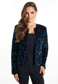 Särgivabaätik, mis on valmistatud tumesinise ja smaragdrohelise värviga ning millel on figuuri soosiv lõige, ümmargune kaelus ja avatud esiosa. Pikkade varrukatega, millel on tekstuuriga sädelevad sequins.