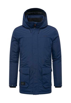 Giacca isolante blu scuro con cappuccio, chiusura frontale con zip, due grandi tasche frontali e una patch del marchio sulla tasca sinistra inferiore.