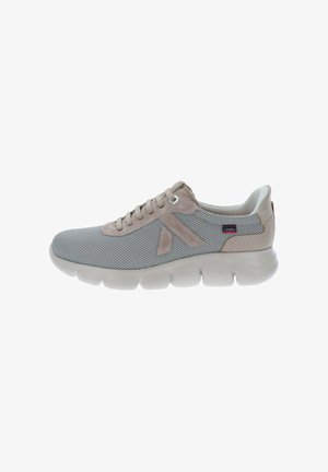 Zapatilla deportiva gris claro con parte superior de malla, detalles en ante beige, cierre de cordones y suela blanca segmentada y gruesa para mayor comodidad y flexibilidad.