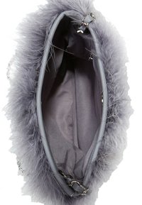 Szara torebka z faux futra o miękkiej teksturze, z akcentami ze srebrnego sprzętu i gładkim wnętrzem. Góra ma zaokrąglony kształt, otwarty styl.