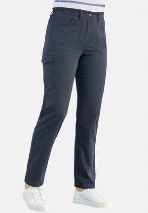 Pantalons cargo bleu marine en mélange de coton, avec poches latérales, taille ajustée et fermeture à bouton. Associés à des baskets blanches.