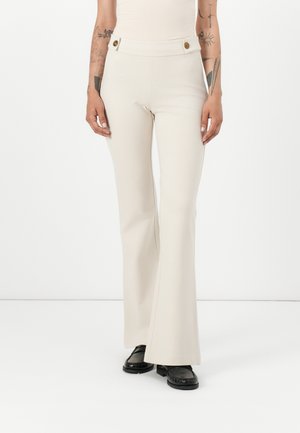 Guess MAELICE BUTTONS FLARE PANT - Pantalon classique - muted stone