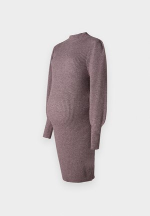 Sukienka ciążowa z dzianiny w odcieniu brudnego różu, z prążkowaną teksturą, wysokim dekoltem i długimi rękawami, zaprojektowana tak, aby pasowała na rosnący brzuch.