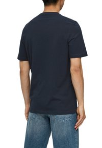 s.Oliver MIT GROSSEM LABEL - T-shirt print - navy