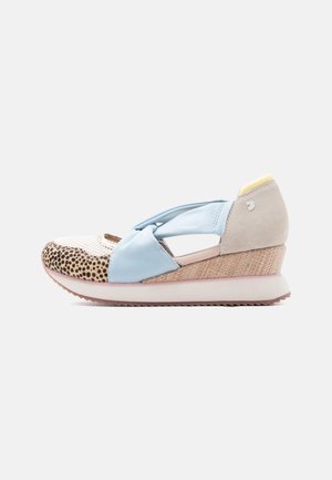 Scarpa con zeppa slip-on con tallone in camoscio beige, cinturini incrociati azzurri, punta con stampa leopardata e suola intermedia strutturata su sfondo bianco.