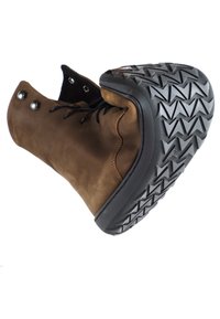 Rudos odinės boots su tekstūruotu guminiu padu, su apvaliu pirštu, juodomis raištelėmis ir metaliniais akmenukais papildomam akcentui.