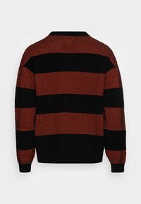 Suéter de punto con atrevidas franjas negras y naranjas, patrón texturizado, puños acanalados y un diseño de cuello redondo.
