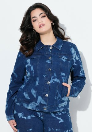 Veste en denim bleu foncé avec un motif tie-dye ; présente un col, des boutons en argent, deux poches avant et une coupe ajustée.