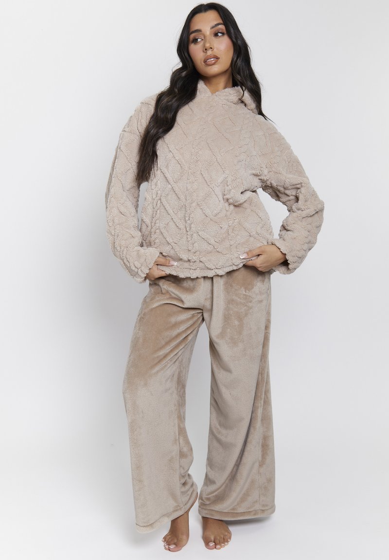 Beige fleece loungewear set met een textuur van kabelbreiwerk voor de hoodie en wijde broekspijpen, gemaakt van zachte, pluche stof.