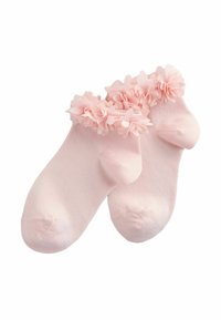 Lyserøde bomuldssokker med ribbet struktur, prydet med en dekorativ flæse af lagdelte, lyserøde stofblomster ved kanten.