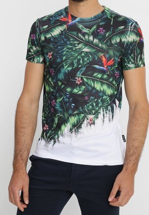 Korte mouwen T-shirt met een tropisch bladmotief en rode en paarse bloemen, kleurenschema in zwart en groen met een witte onderrand.