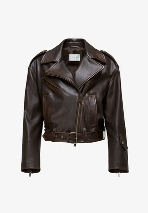 Jachetă din piele maro, scurtă, cu guler lat, fermoar frontal, multiple buzunare și curea ajustabilă. Are accesorii metalice și o textură netedă.