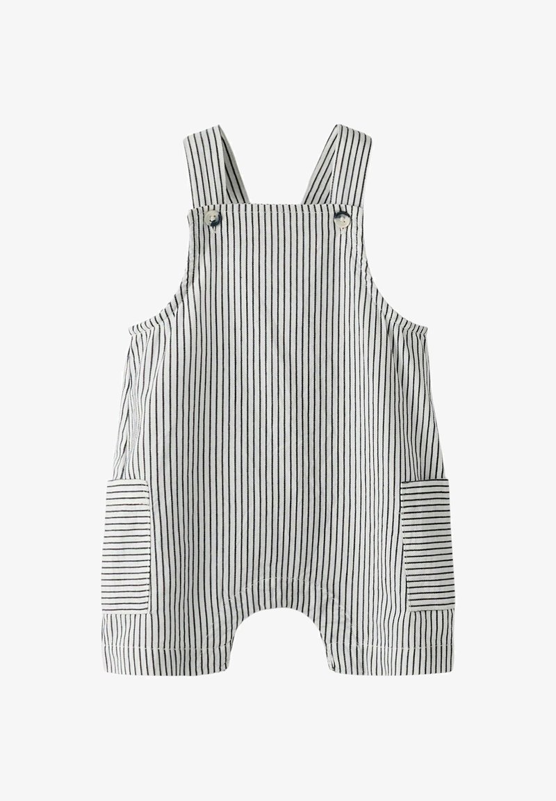 Combinaison blanche pour bébé avec fines rayures verticales noires, bretelles réglables avec boutons et deux poches avant à rayures horizontales.