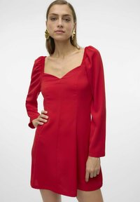 Vero Moda VMEMILIE KURZES  - Päevakleit - salsa