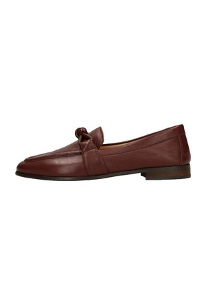 Donkerbruine leren platte loafer met een ronde leest, lage hak en knoopdetail over de bovenkant.
