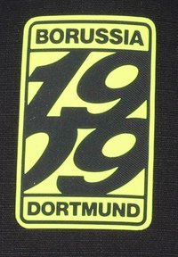 Schwarzes Stoffpatch mit fettem, stilisiertem gelben "79" und dem Text "DORTMUND", umrandet von einem rechteckigen Rahmen mit abgerundeten Ecken.