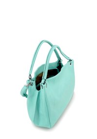 Mintgroene handtas van gestructureerd leer, met twee handvatten en zilveren hardware, voorzien van een open ontwerp en één zijvak.