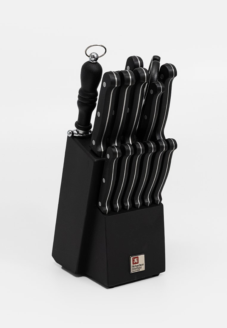 Czarny zestaw noży w bloku z ośmioma nożami. Noże mają czarne uchwyty z srebrnymi akcentami. Blok ma gładkie wykończenie z metalowym logo.