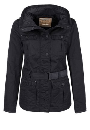 Chaqueta negra con cinturón, cuello alto, bolsillos abotonados en el pecho y las caderas, mangas largas y cierre frontal con botones a presión.