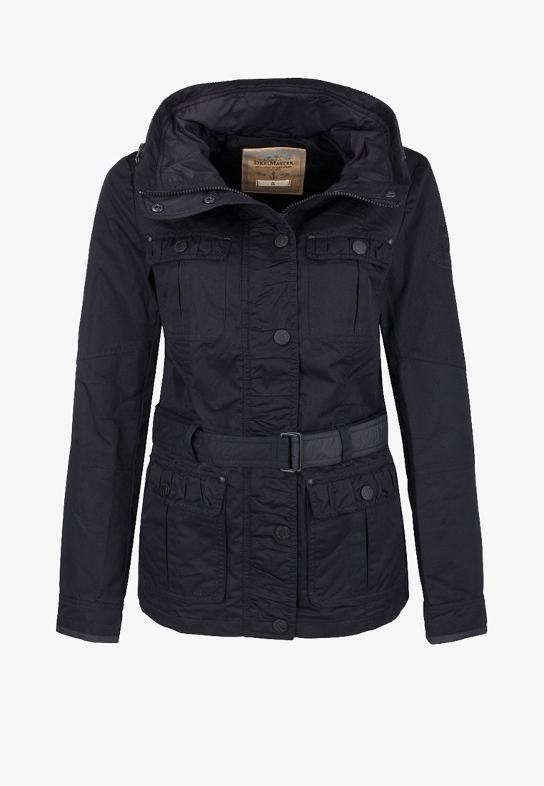 Veste noire à ceinture avec col montant, poches boutonnées sur la poitrine et les hanches, manches longues, et fermeture à pressions sur le devant.