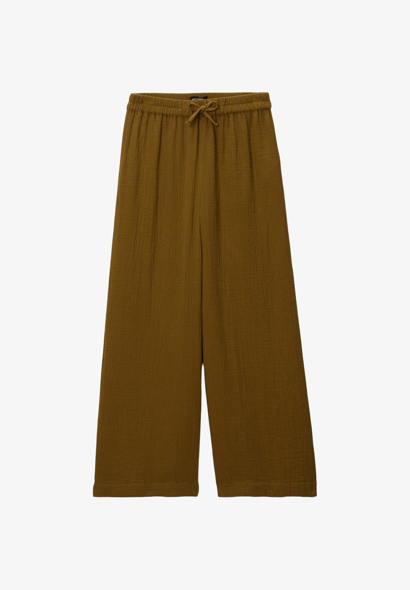 Pantalons marron à jambe large en tissu texturé, avec une taille élastique et un cordon de serrage. Présente un ajustement ample et une longueur cropped.