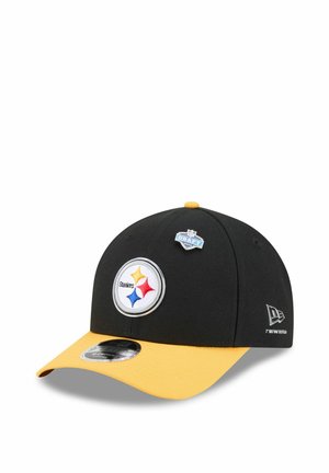 Schwarz-gelbe Pittsburgh Steelers Cap mit NFL Draft 2023 Pin, gesticktem Teamlogo vorne und New Era Logo an der Seite.