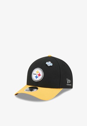 Schwarz-gelbe Pittsburgh Steelers Cap mit NFL Draft 2023 Pin, gesticktem Teamlogo vorne und New Era Logo an der Seite.