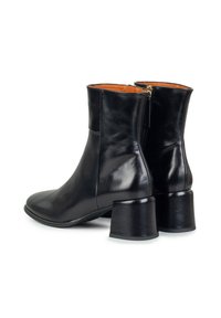 Stivali neri in pelle fino alla caviglia con punta arrotondata e tacco a blocco di altezza media. Presentano una cerniera laterale e una superficie liscia e lucida.