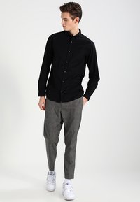 Jack & Jones JORGAVIN SLIM FIT - Camisa - black