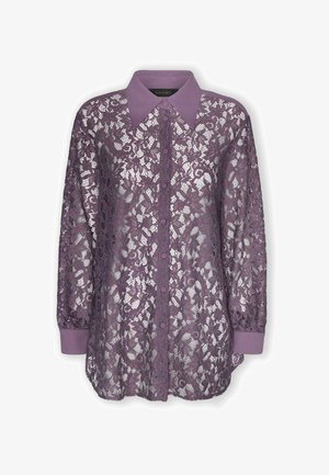 Fioletowa bluzka z długim rękawem z koronki z kwiatowym wzorem, z jednolitym kołnierzykiem, mankietami i zapinana na guziki z przodu.