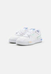 Weiße Sneaker mit strukturiertem Design, verziert mit hellblauen und grünen Akzenten, perforierter Zehenpartie und einer dicken, kontrastierenden Sohle.