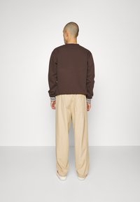 adidas Originals NICE CHINO - Auduma bikses - magic beige