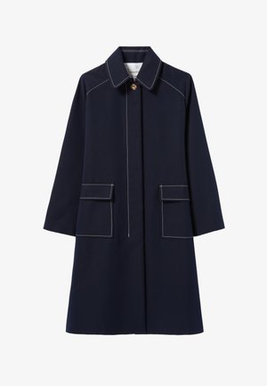 Manteau bleu marine avec col, fermeture à boutons sur le devant, deux poches plaquées et détails de surpiqûres blanches. Présente une silhouette droite et des manches longues.