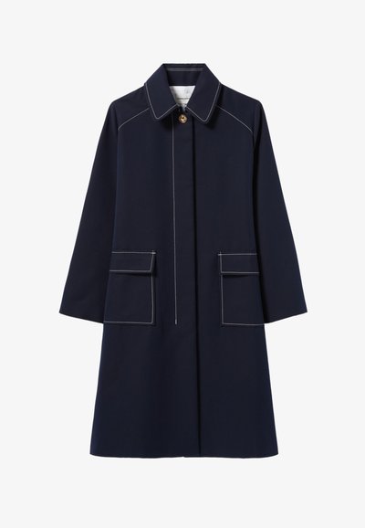 Manteau bleu marine avec col, fermeture à boutons sur le devant, deux poches plaquées et détails de surpiqûres blanches. Présente une silhouette droite et des manches longues.