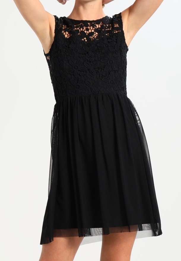 Vestido negro con un cuerpo de encaje, mangas cortas y una falda de chiffon acampanada. El patrón de encaje presenta un diseño floral. Acentos ligeros y semi-transparentes.
