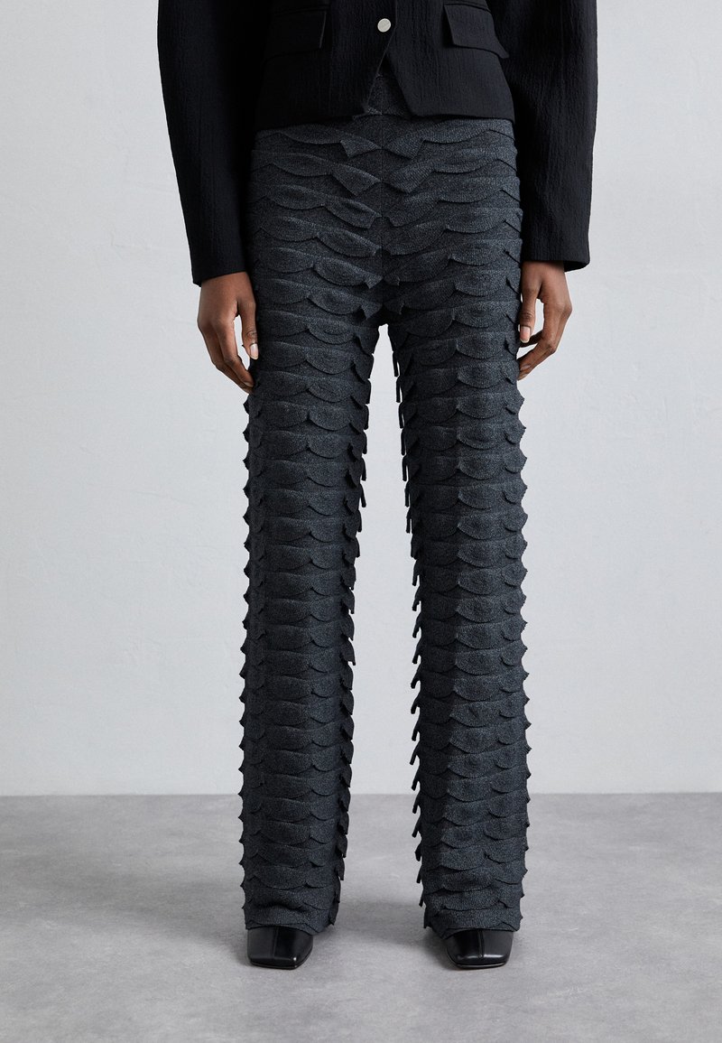 Nanushka - HEDVIG  - Pantalones - grey mouline, Ampliar