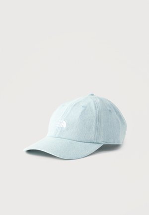 Světle modrá džínová baseballová čepice s ohnutým kšiltem a bílým logem "The North Face" na předním panelu.