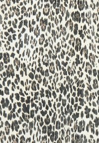 Textil s leopardím vzorom, ktorý sa vyznačuje štruktúrovaným vzorom s čiernymi škvrnami na smotanovom pozadí, vytvára odvážny a výrazný vizuálny kontrast.