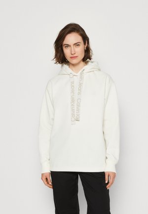 Felpa bianca realizzata in morbido tessuto, con una grande tasca frontale, cappuccio con coulisse e logo Calvin Klein Jeans sul davanti.