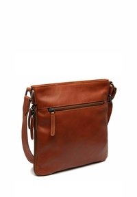 Borsa a messaggero in pelle marrone con una superficie liscia, dotata di una tasca frontale con cerniera, tracolla regolabile e design minimalista.