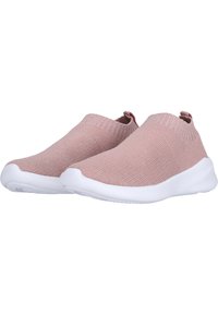Slipschuhe aus leicht rosa gestricktem Stoff mit strukturierter Oberfläche, weißer Gummisohle und geripptem Knöchelbund für einen sicheren Sitz.