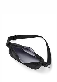 Borsello nero con cintura regolabile, zip aperta che mostra il compartimento principale vuoto con rivestimento grigio chiaro.